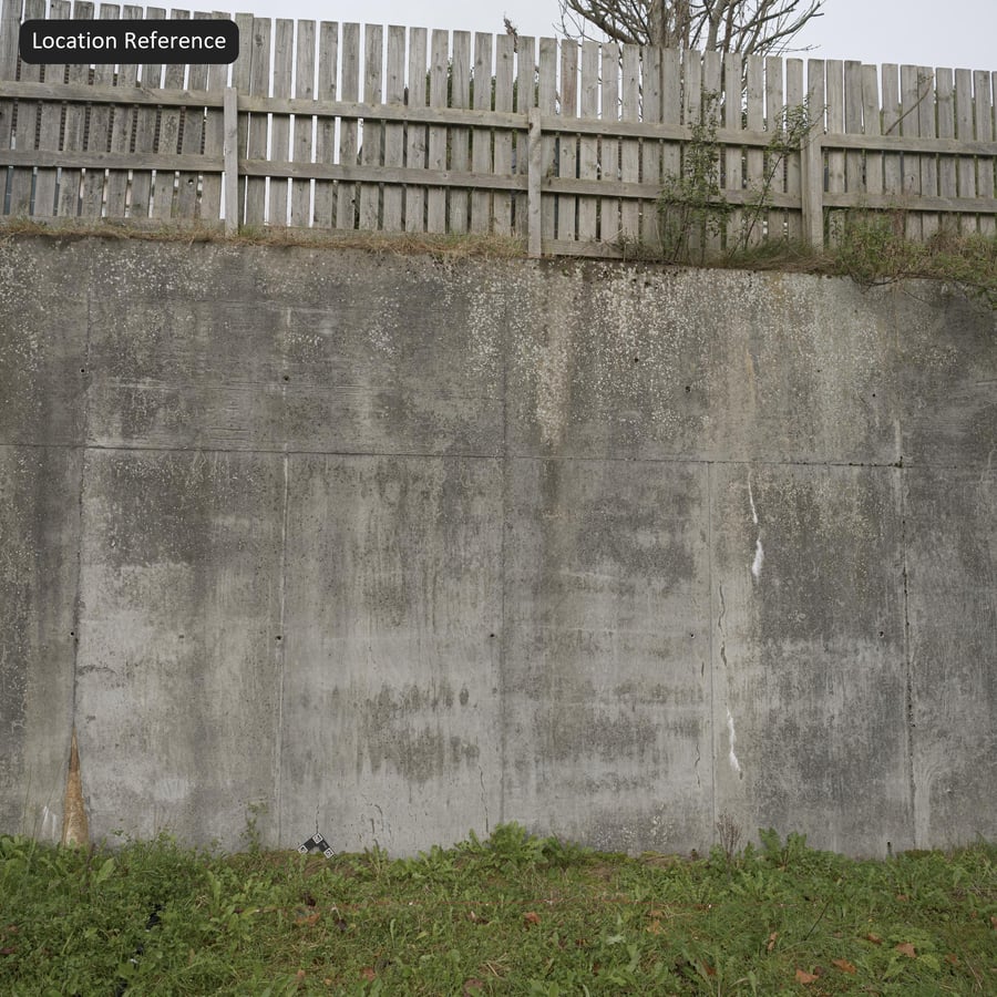 Texture d'un mur de soutènement en béton vieilli par les intempéries