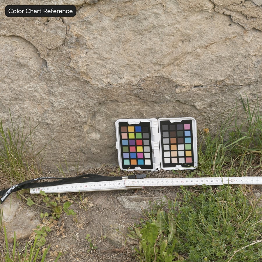 Silně opotřebovaný kamenný blok s plevelnou strukturou stěny