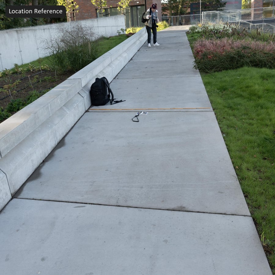 Textura chodníku z betonových panelů