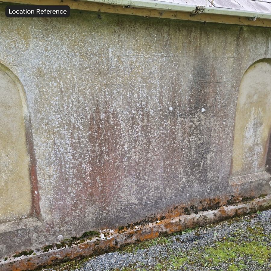 Textura de parede de pedra empilhada coberta de líquen, bege
