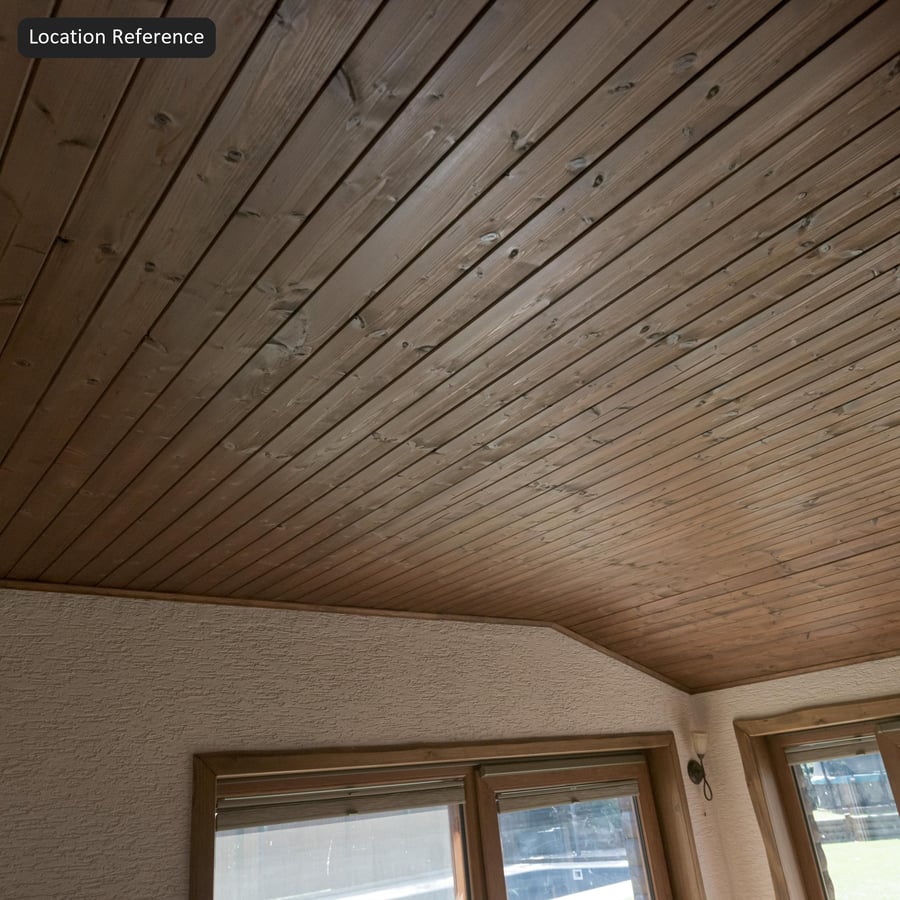 Textura mořeného borovicového obkladu typu pero-drážka, hnědá