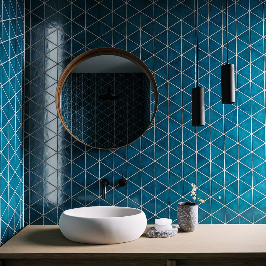 Textura de azulejo cerâmico triangular brilhante, azul oriental