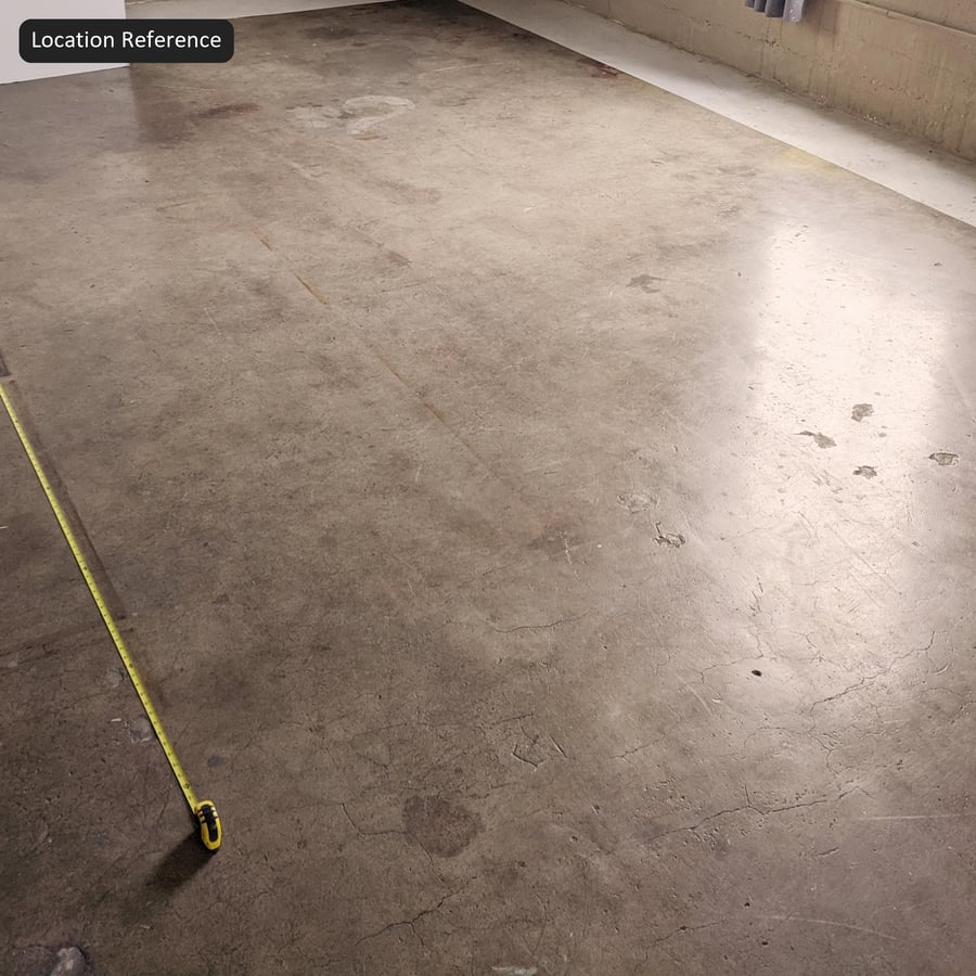 Textuur van bekraste gegoten betonvloer, koel grijs