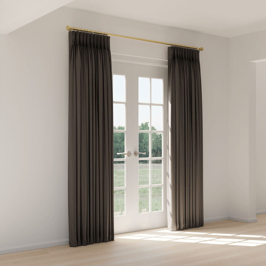 Modelo de cortinas abertas com pregas, cinza