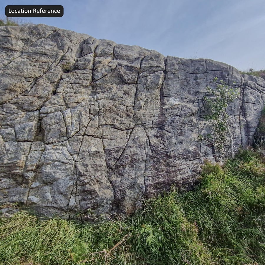 Bề mặt đá vách đá bị phong hóa