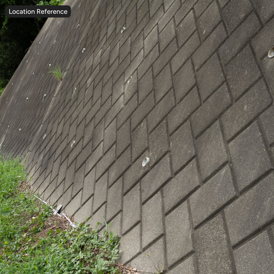 Textura de muro de contenção em blocos de betão em espinha