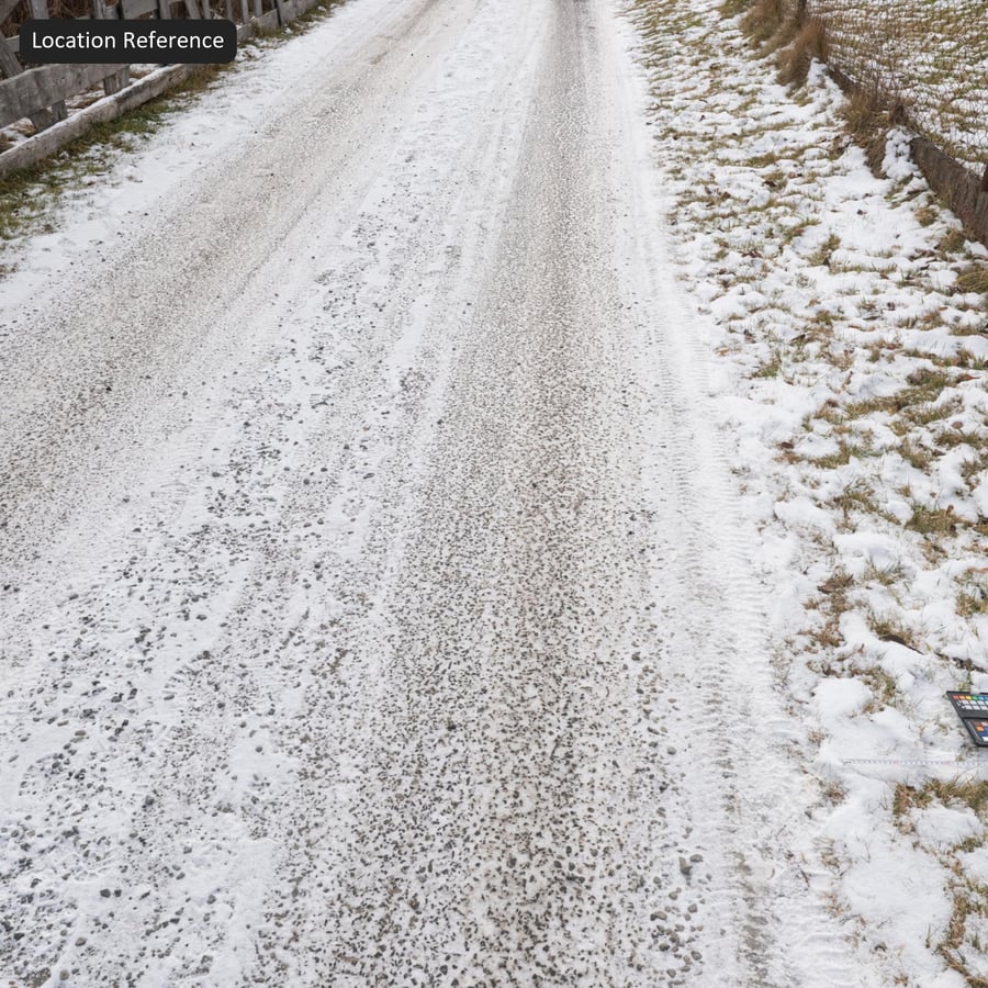 Texture de l'empreinte de pied sur l'asphalte enneigée