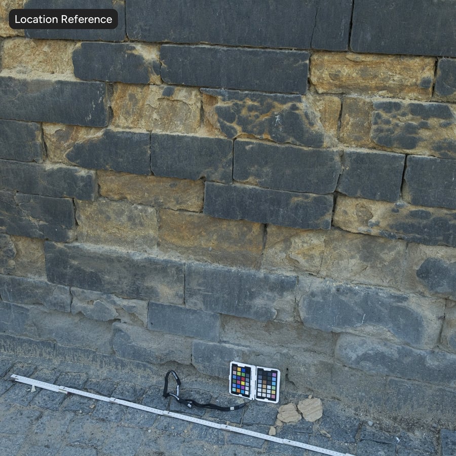 Texture endommagée d'un mur en blocs de pierre à liant courant