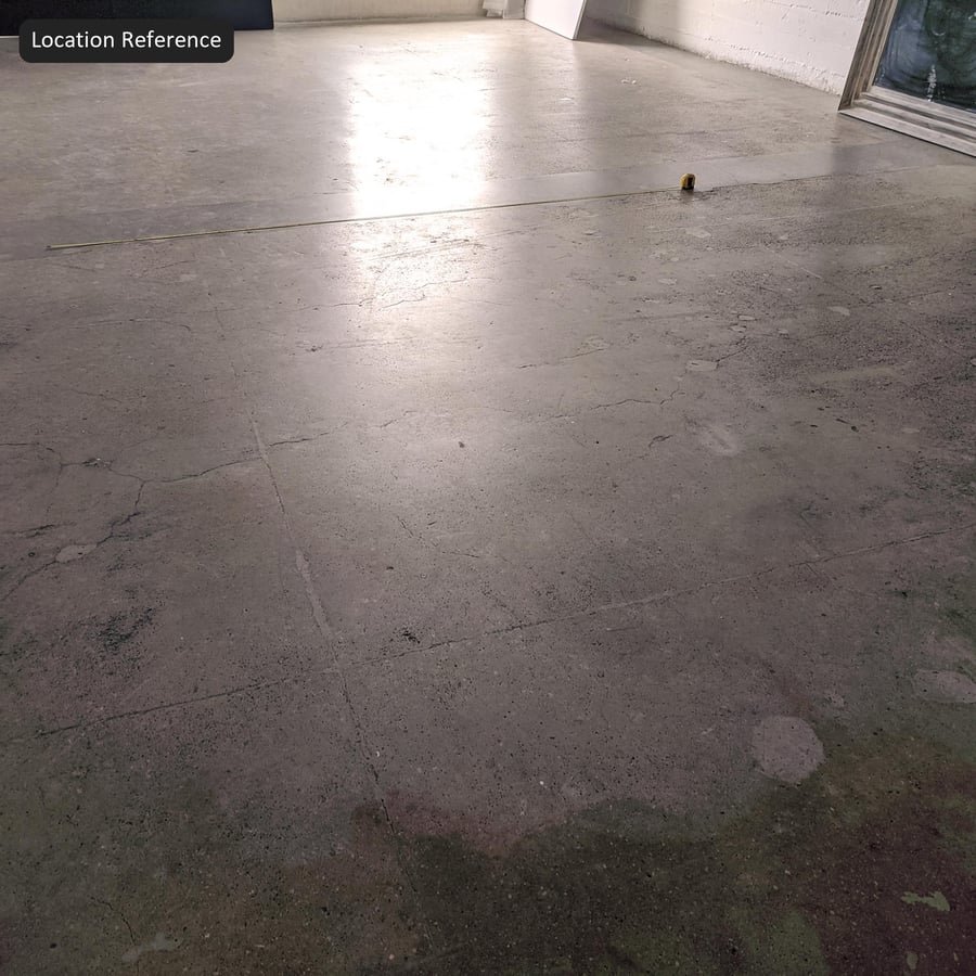Textura opotřebené leštěné betonové podlahy, středně šedá