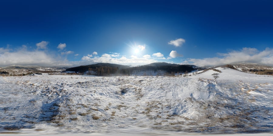 Snöigt höglandsvinterlandskap HDRI, stark sol