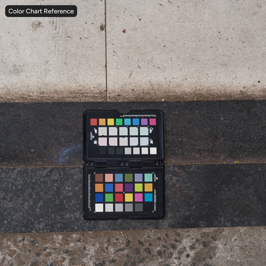 Smutsig betong med stenbelagd trottoar, svart och vitt