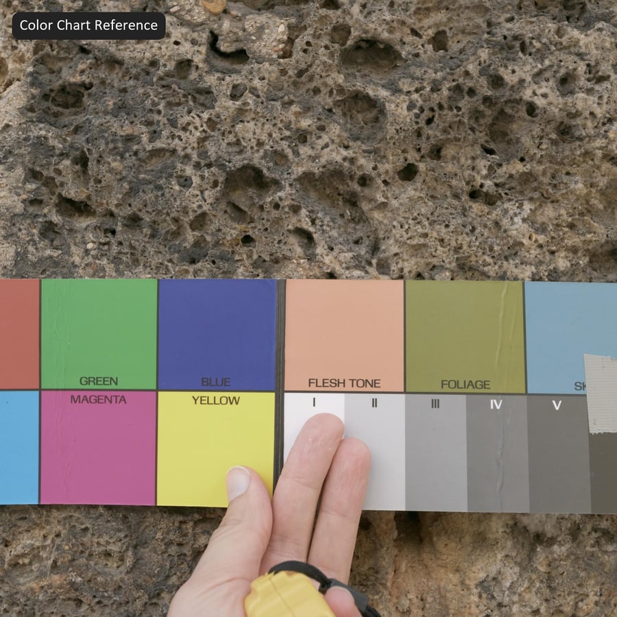 Textura otesaných bloků ze zvětralého sopečného tufu, šedo-hnědá
