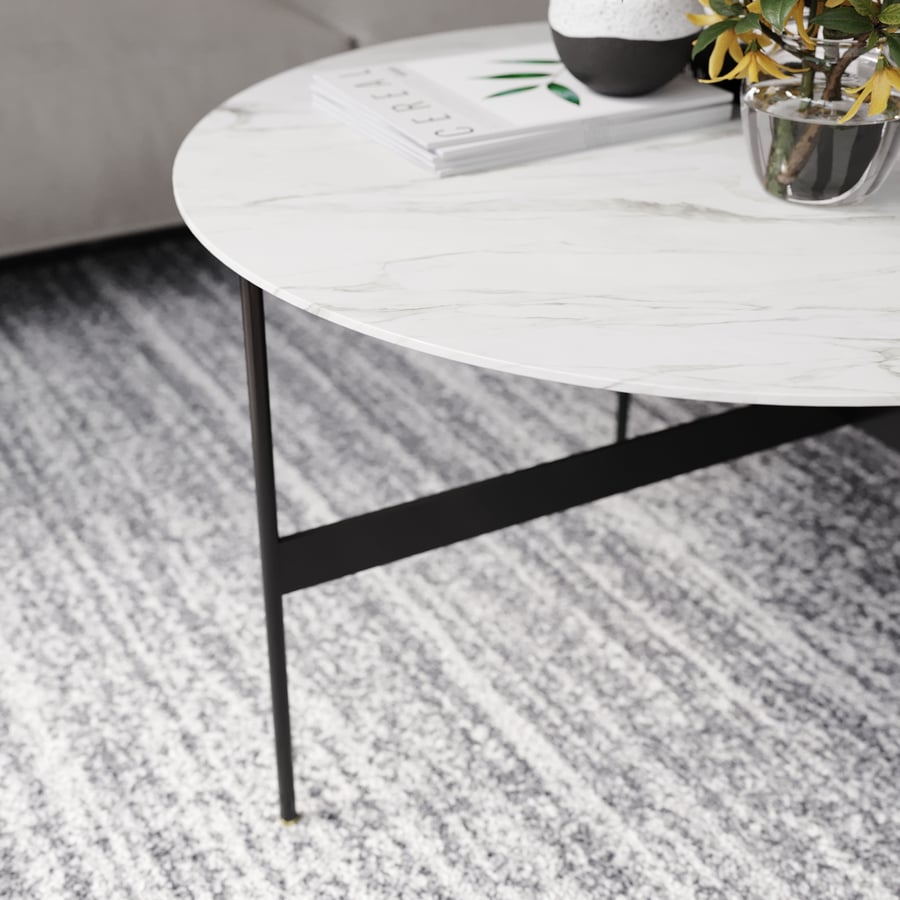 Réplica em mármore da mesa de centro Carrara da B&B Italia