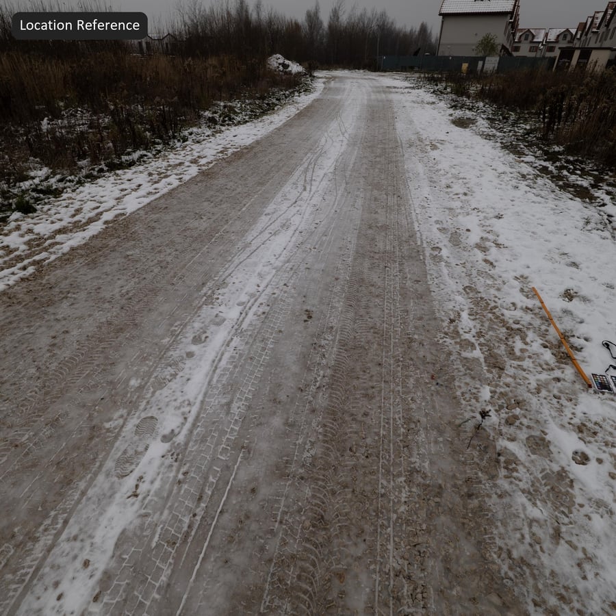 Следы от шин на грязном снегу