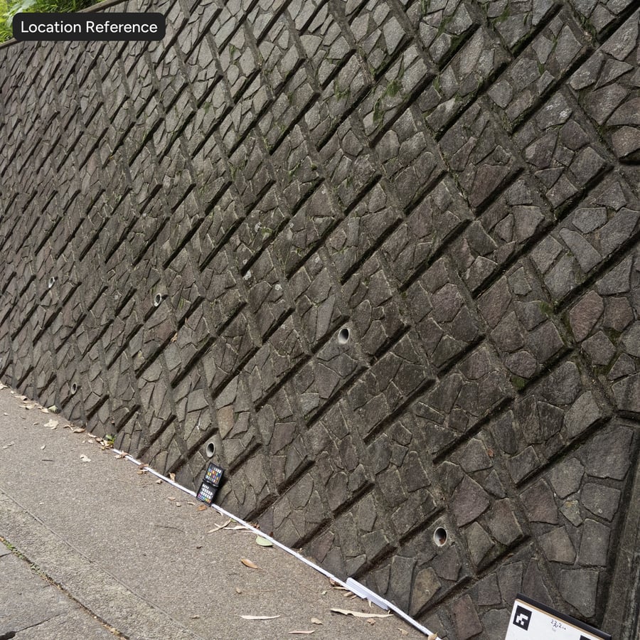 磨損的裂面人字形混凝土擋土牆紋理