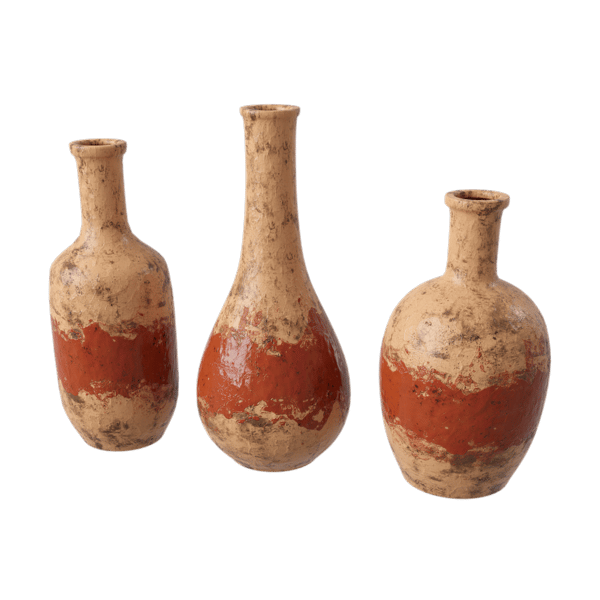Trois modèles de vases, rouge rustique