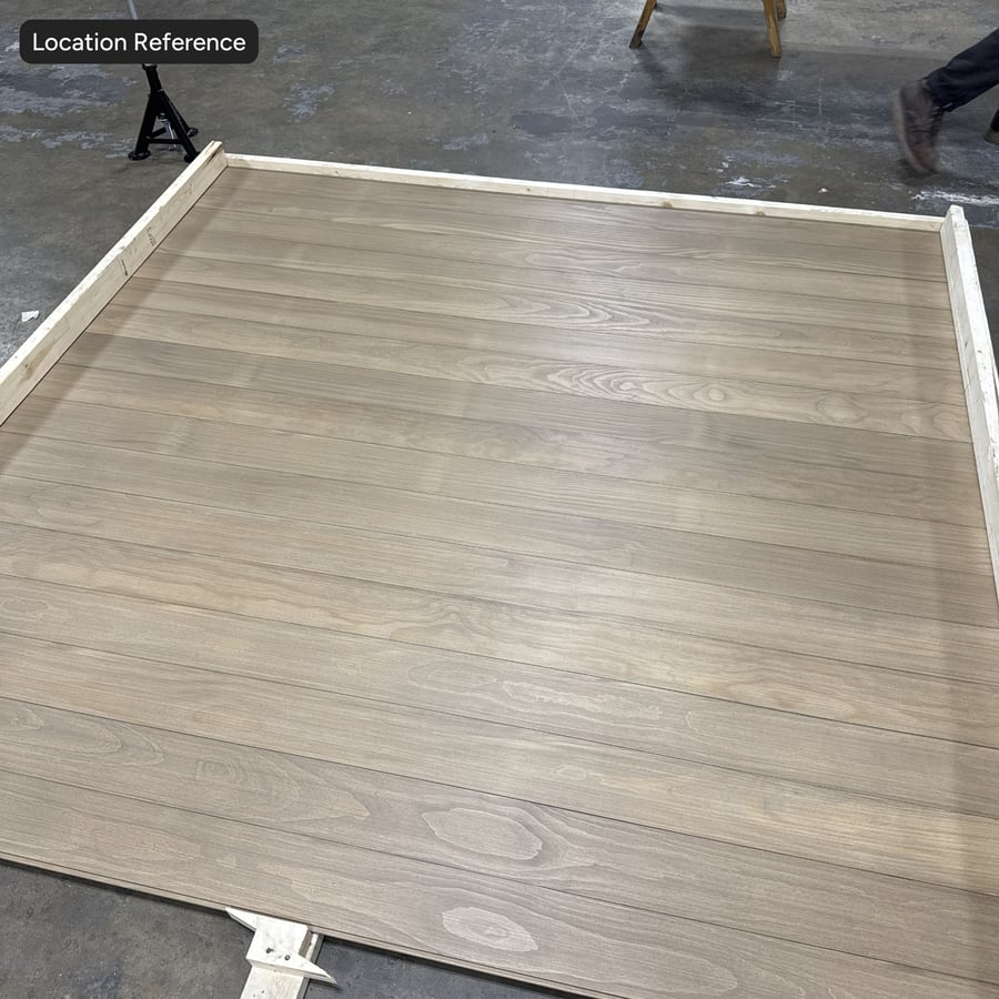 Texture lisse du bois Accoya, chaleureuse