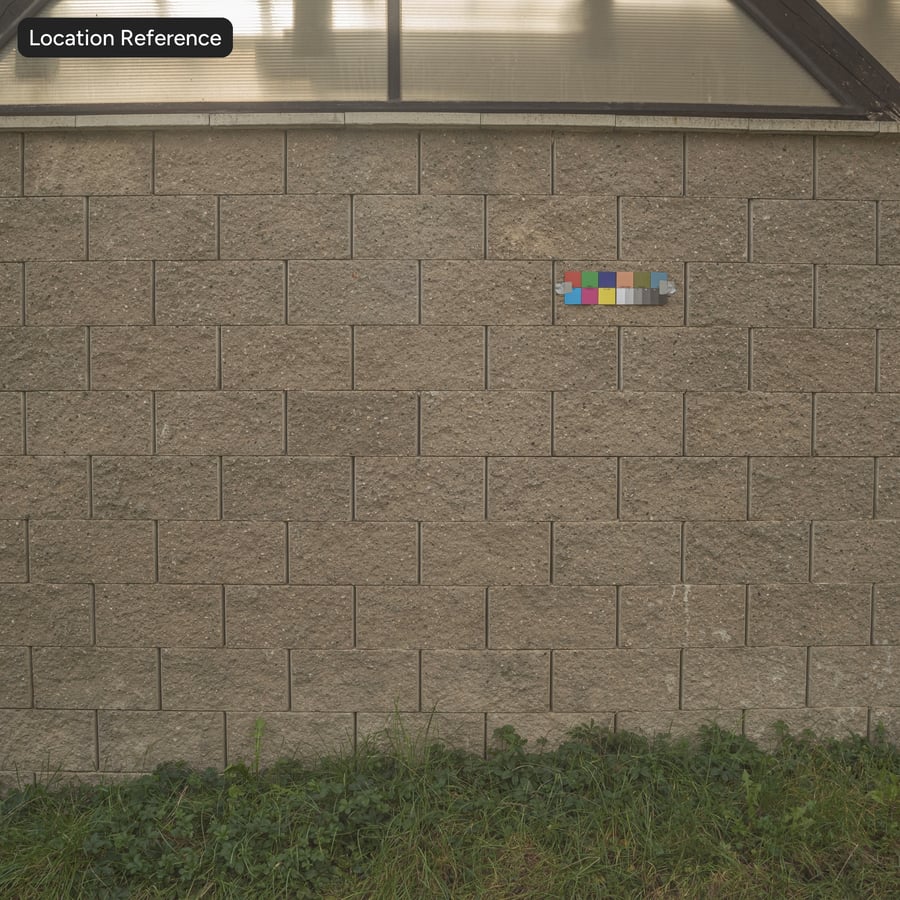 Hrubý kamenný blok s dělenou stěnou, béžový