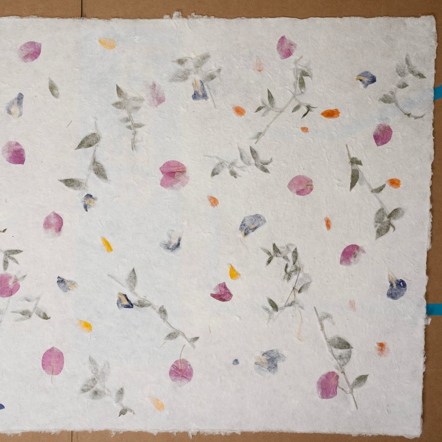 Texture di carta di gelso con Iris, Calendula e Bougainvilla