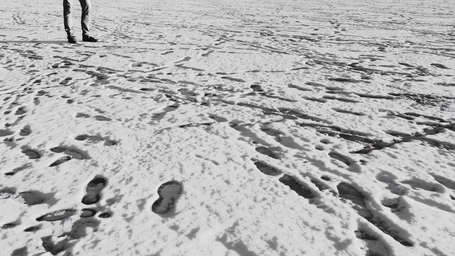 Textura de pegadas profundas na neve