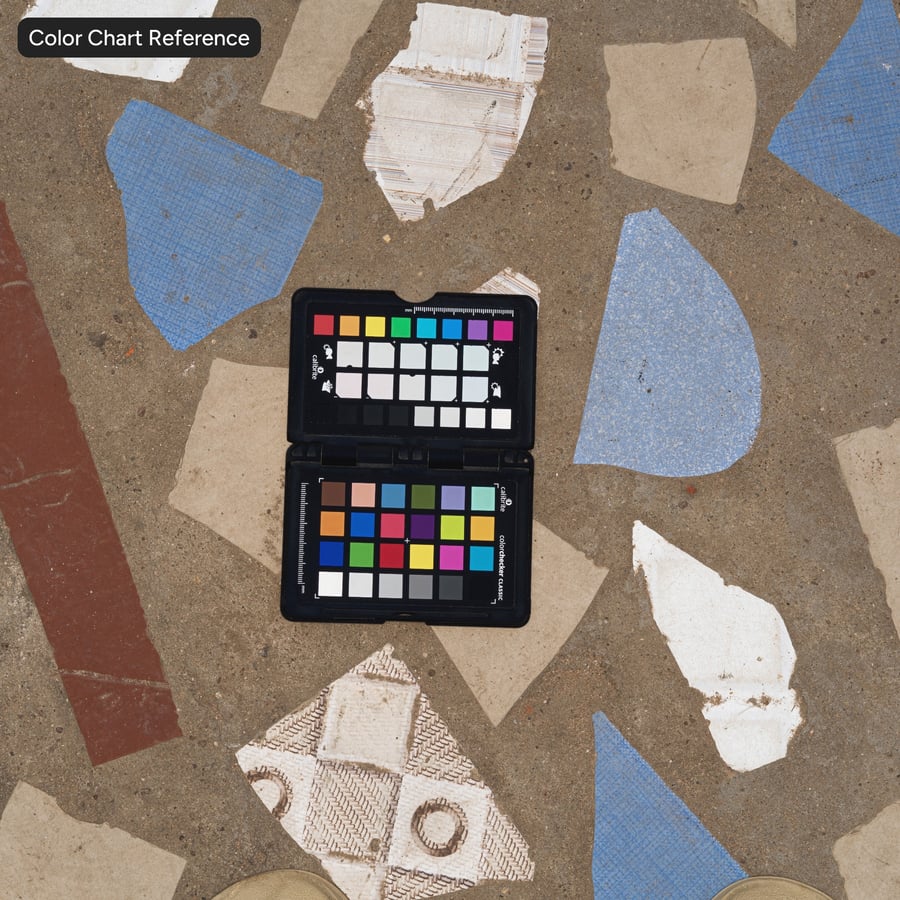 Keramisch mozaïek op stenen tegelstructuur