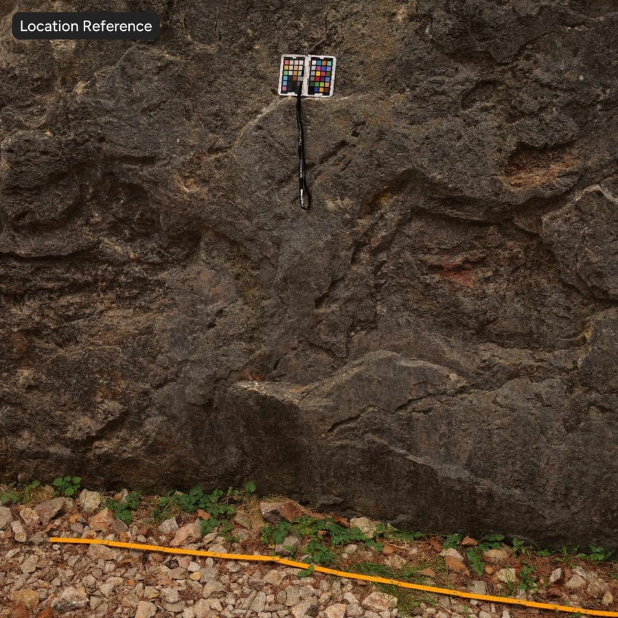 Texture rocheuse de falaise de basalte sombre