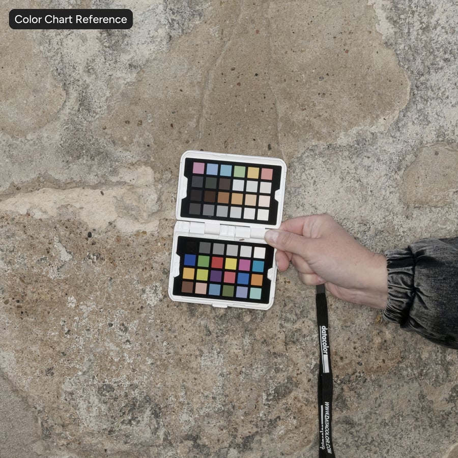 Textura stěny s popraskanou omítkou