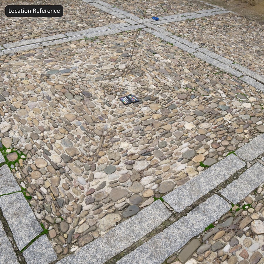 Texture pavimentazione a mosaico di ciottoli di fiume, multicolore caldo