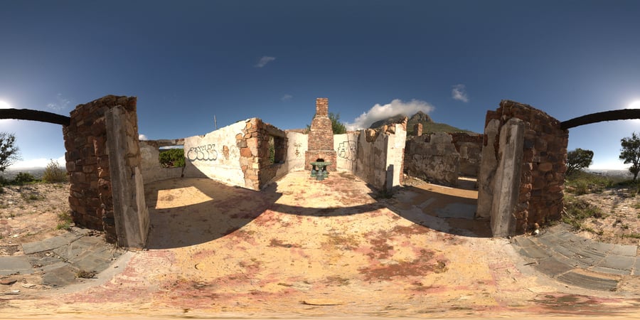 HDRI van vervallen stenen gebouw, zonnige bergen