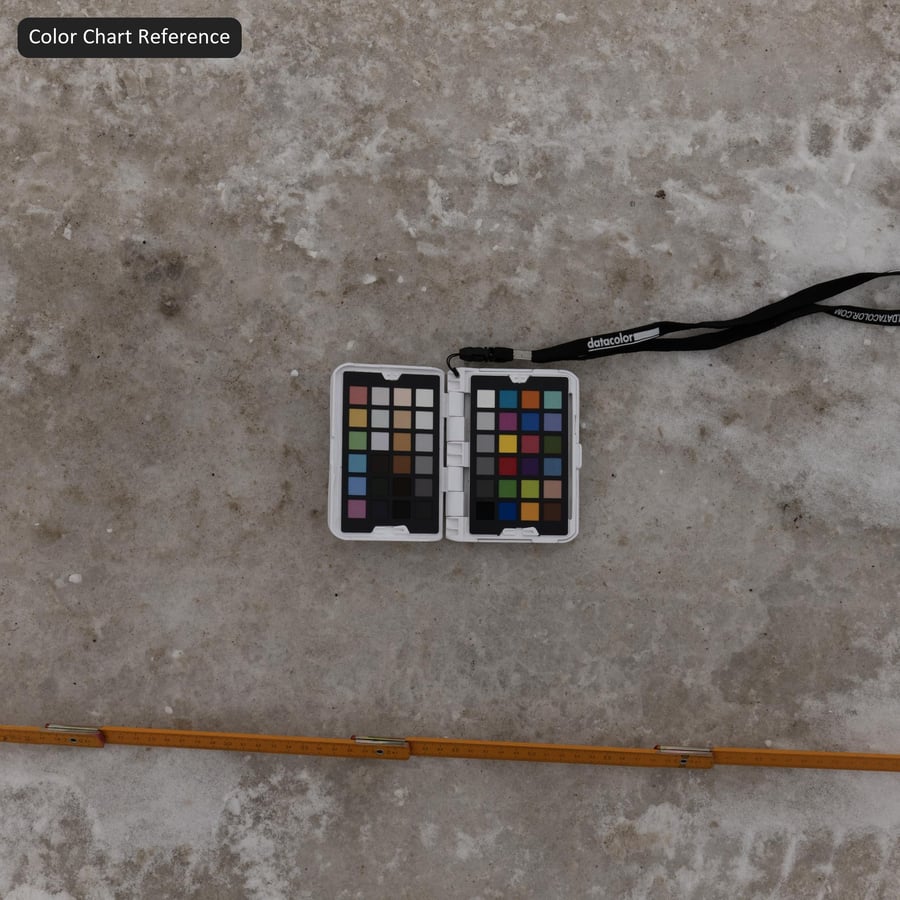 Koszos gumiabroncs nyomok és lábnyomok a hó textúráján