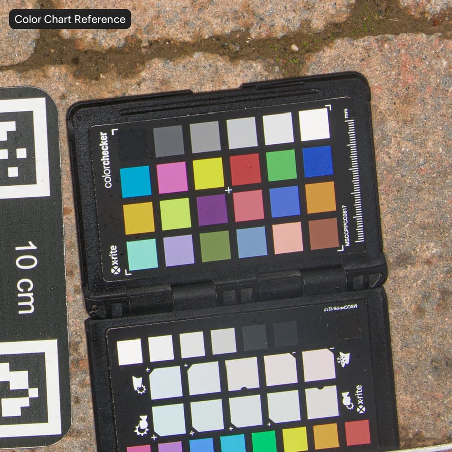 Oude putjes in vierkante betontegel, oranje