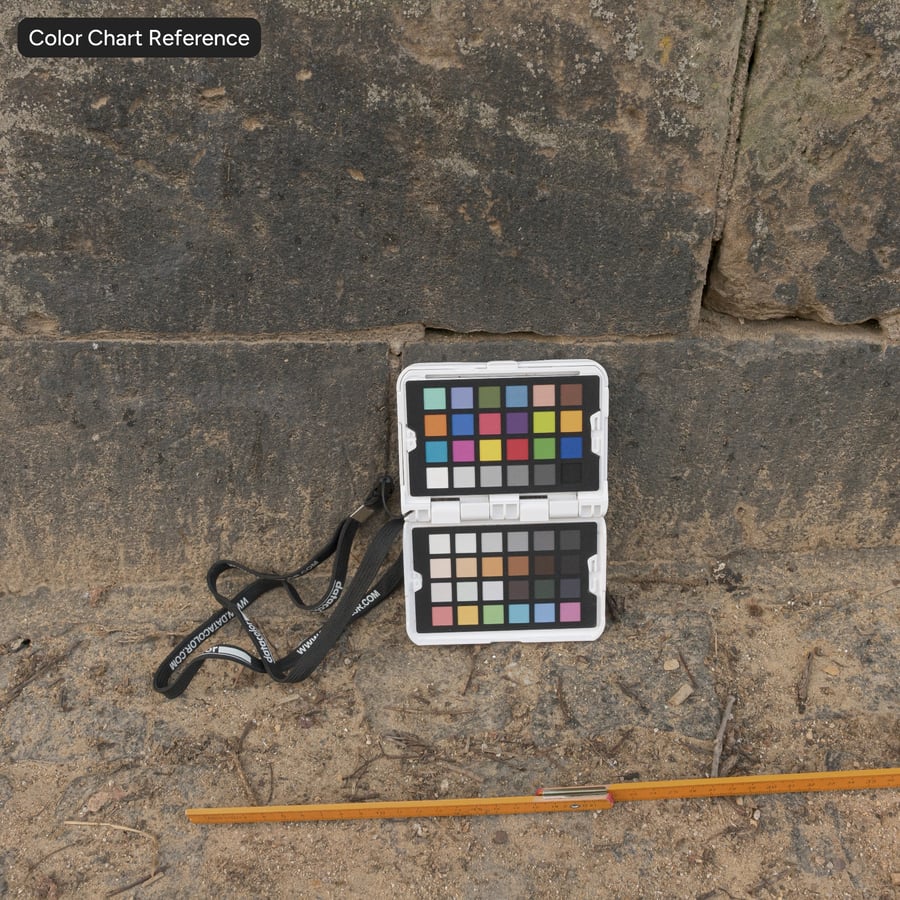Texture d'un vieux mur en blocs de pierre recouvert de lichen