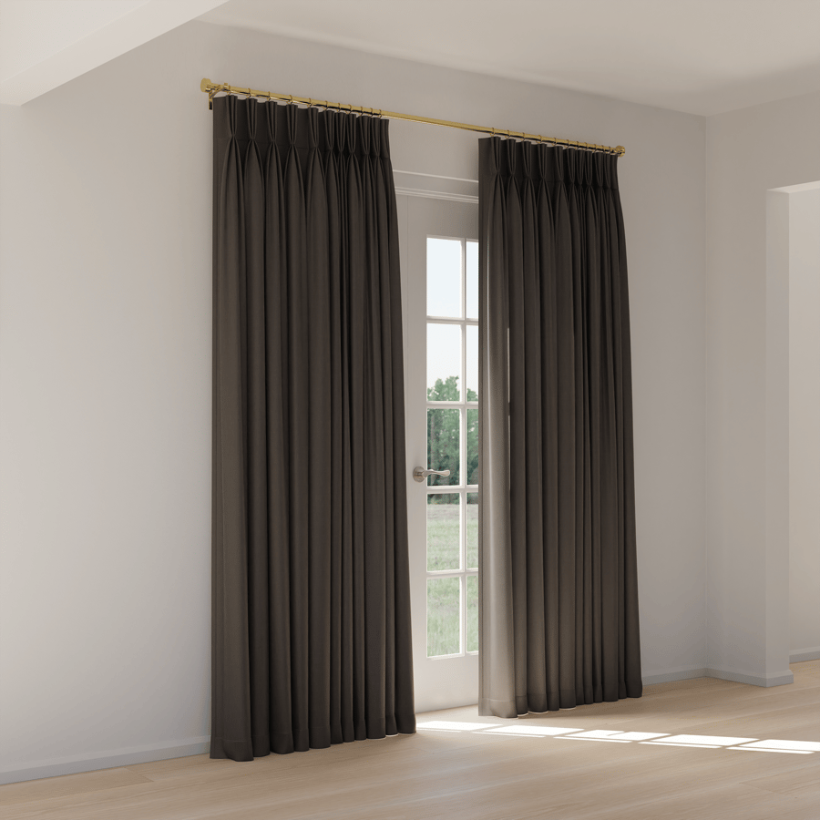 Modelo de cortinas com pregas parcialmente abertas, cinza