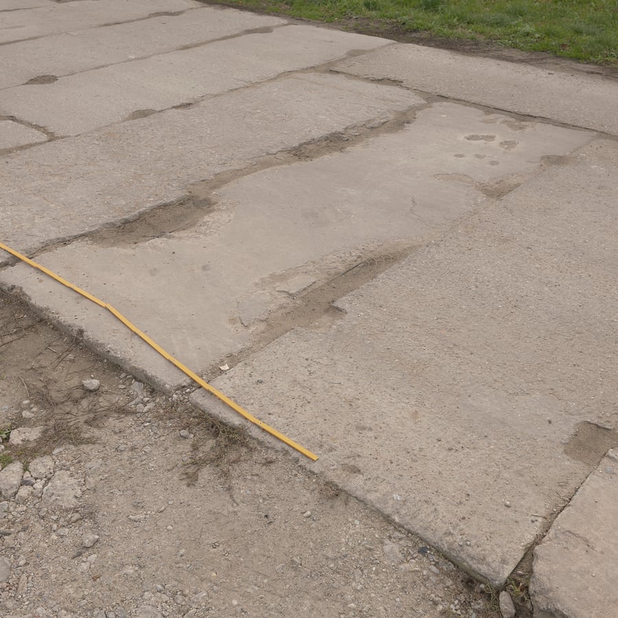 Panel agregado desgastado con orificios para amarre Textura de acera de hormigón