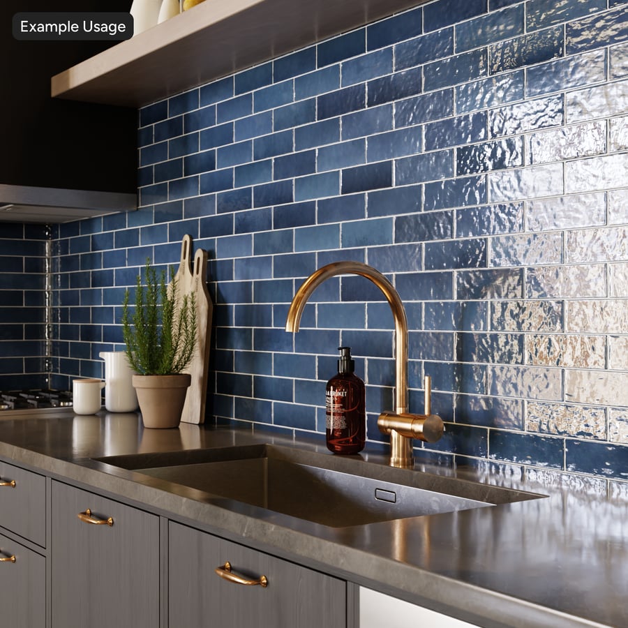 Textura de azulejo brilhante Zellige com desvio retangular, azul real
