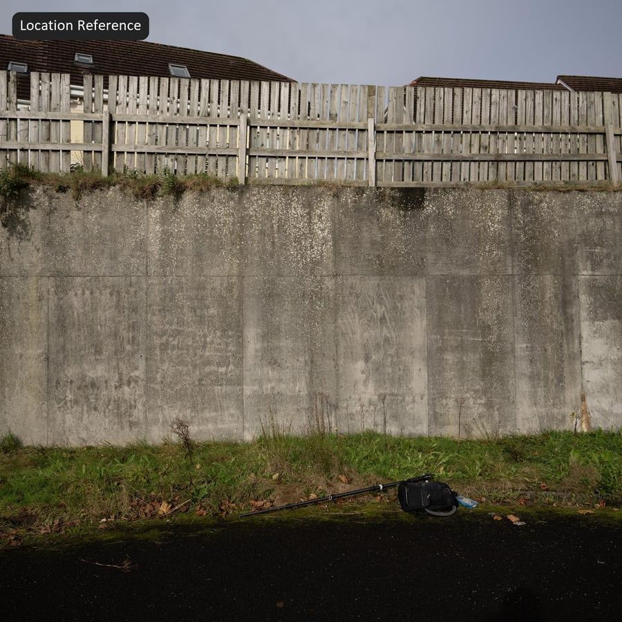 Texture d'un mur de soutènement en béton vieilli par les intempéries