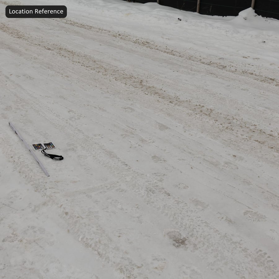 Keréknyomok és lábnyomok a hó textúráján