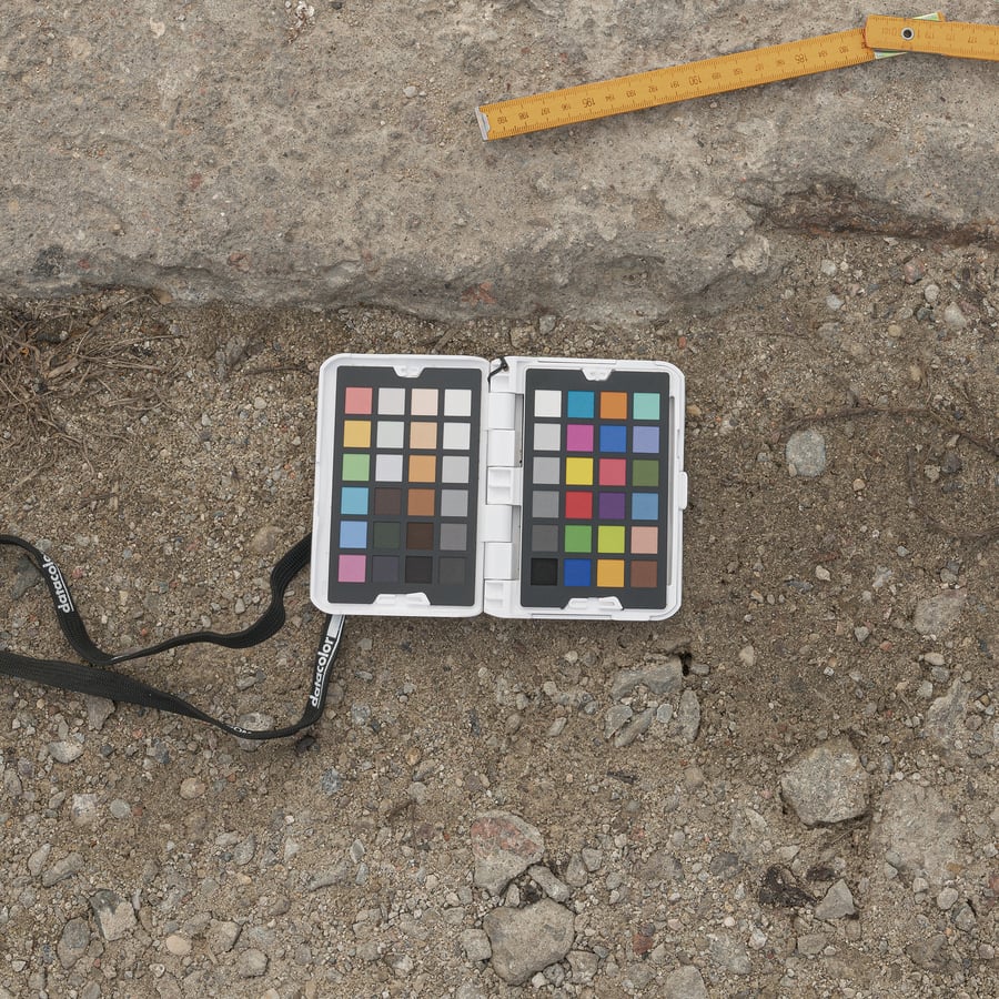 Odłamany panel z otworami mocującymi Tekstura chodnika betonowego