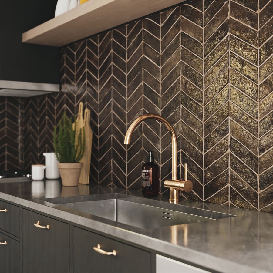 Textura de azulejo brilhante em terracota Chevron, castanho
