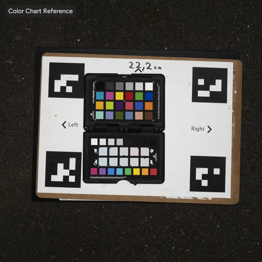 Sliten asfalt med textur av dräneringslinje