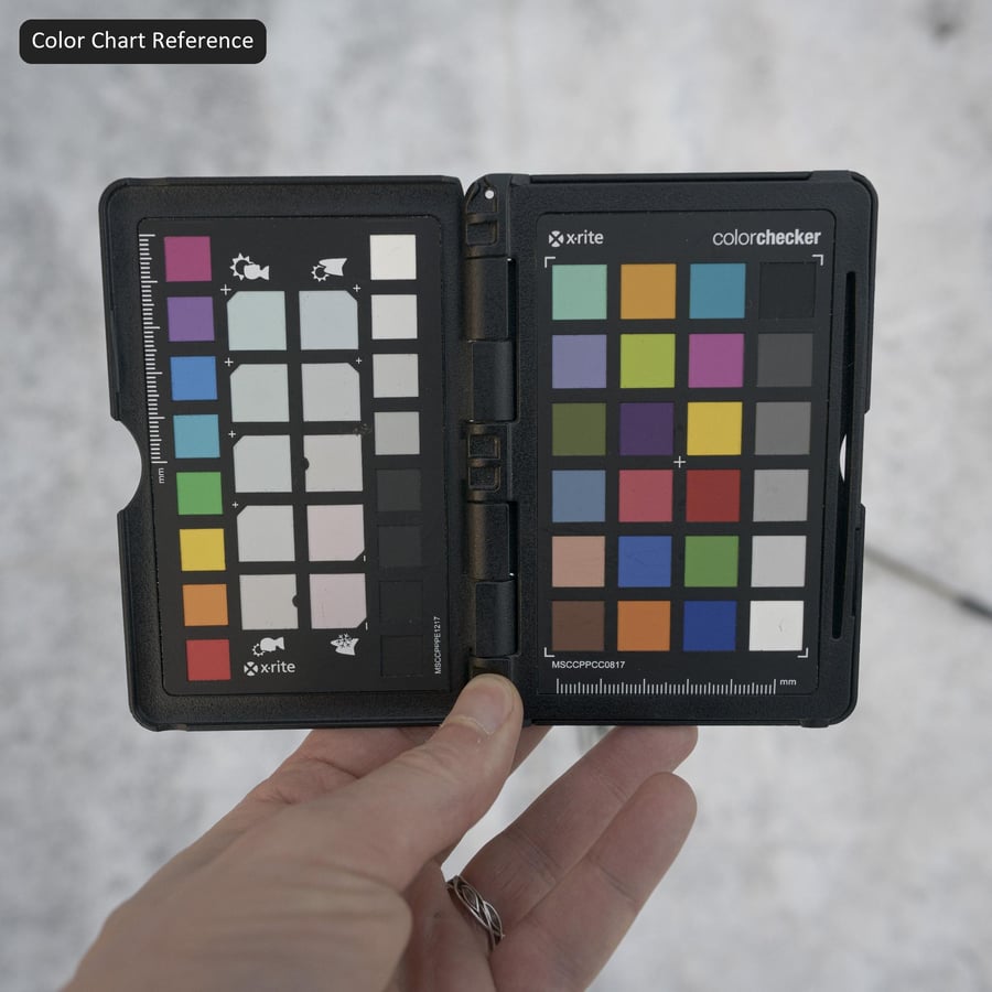 Marques de pneus sur une texture d'asphalte enneigée