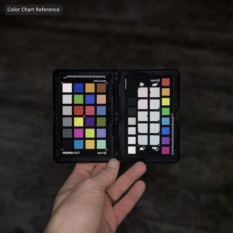 Marcas de neumáticos en la textura del asfalto nevado