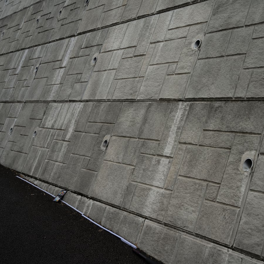 Muro di contenimento in pietra con macchie irregolari
