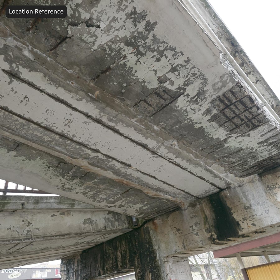 Betonnen plafondtextuur met afbladderende verf en bekistingsnaden, grijs