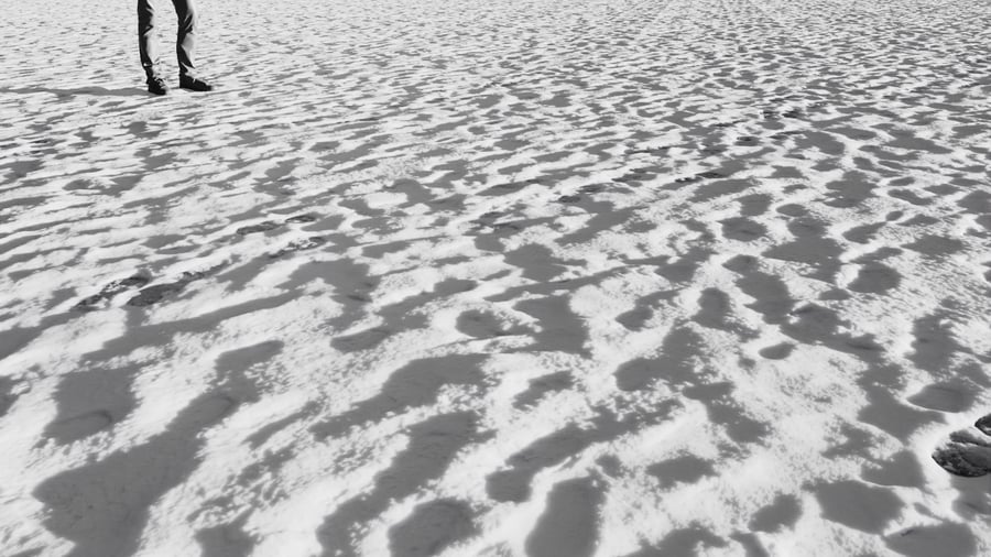Textura de pegadas na neve em duas direções