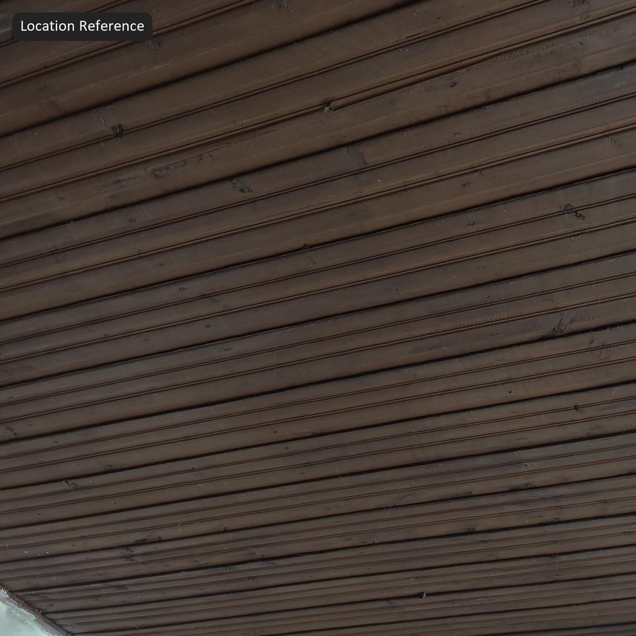 Tekstur Langit-langit Kayu Bergalur yang Dipakai