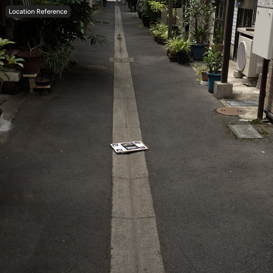 Sliten asfalt med textur av dräneringslinje