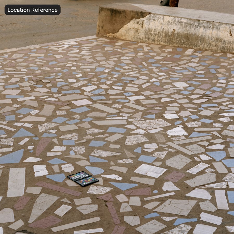 Keramisch mozaïek op stenen tegelstructuur