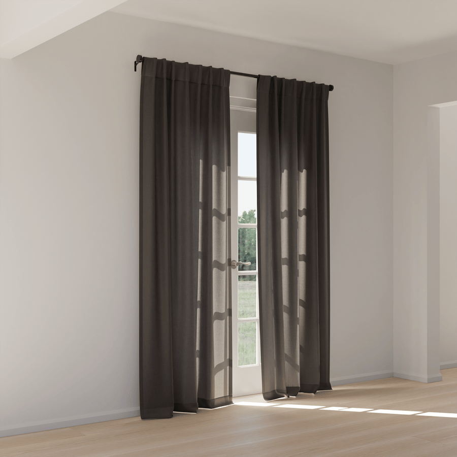 Modelo com cortinas parcialmente abertas na parte traseira, cinza