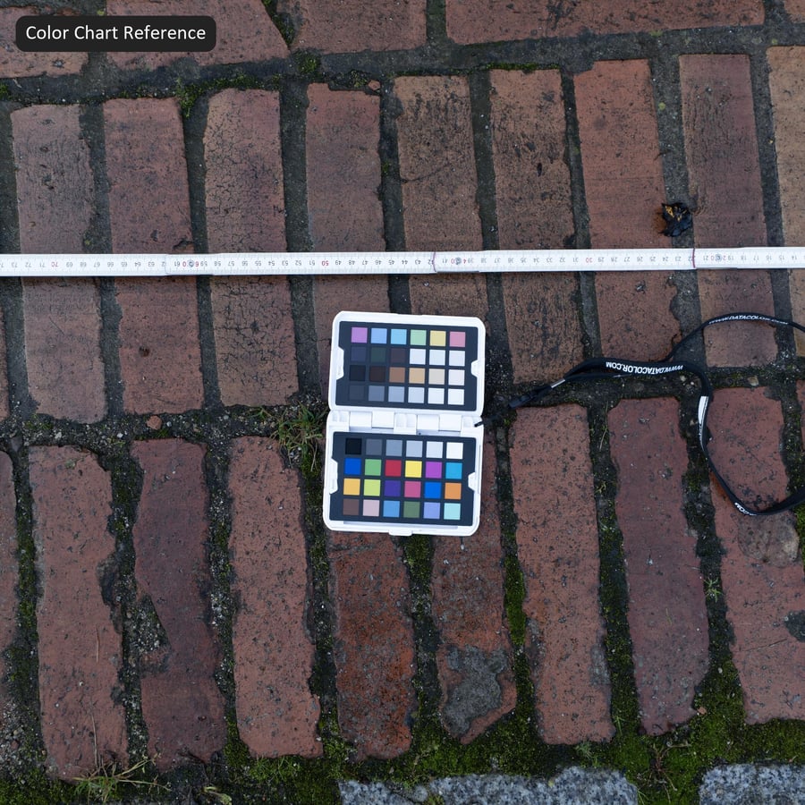 Мокрая грязная текстура кирпичной мостовой